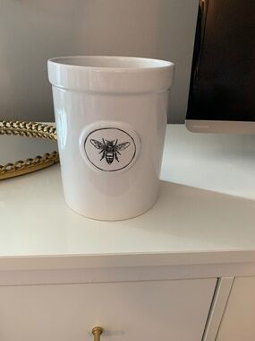 Eccolo Porcelain “Bee” Utensil Holder